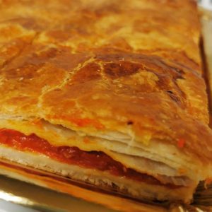Empanada de hojaldre con tomate, atún y pimiento. Pisto!!