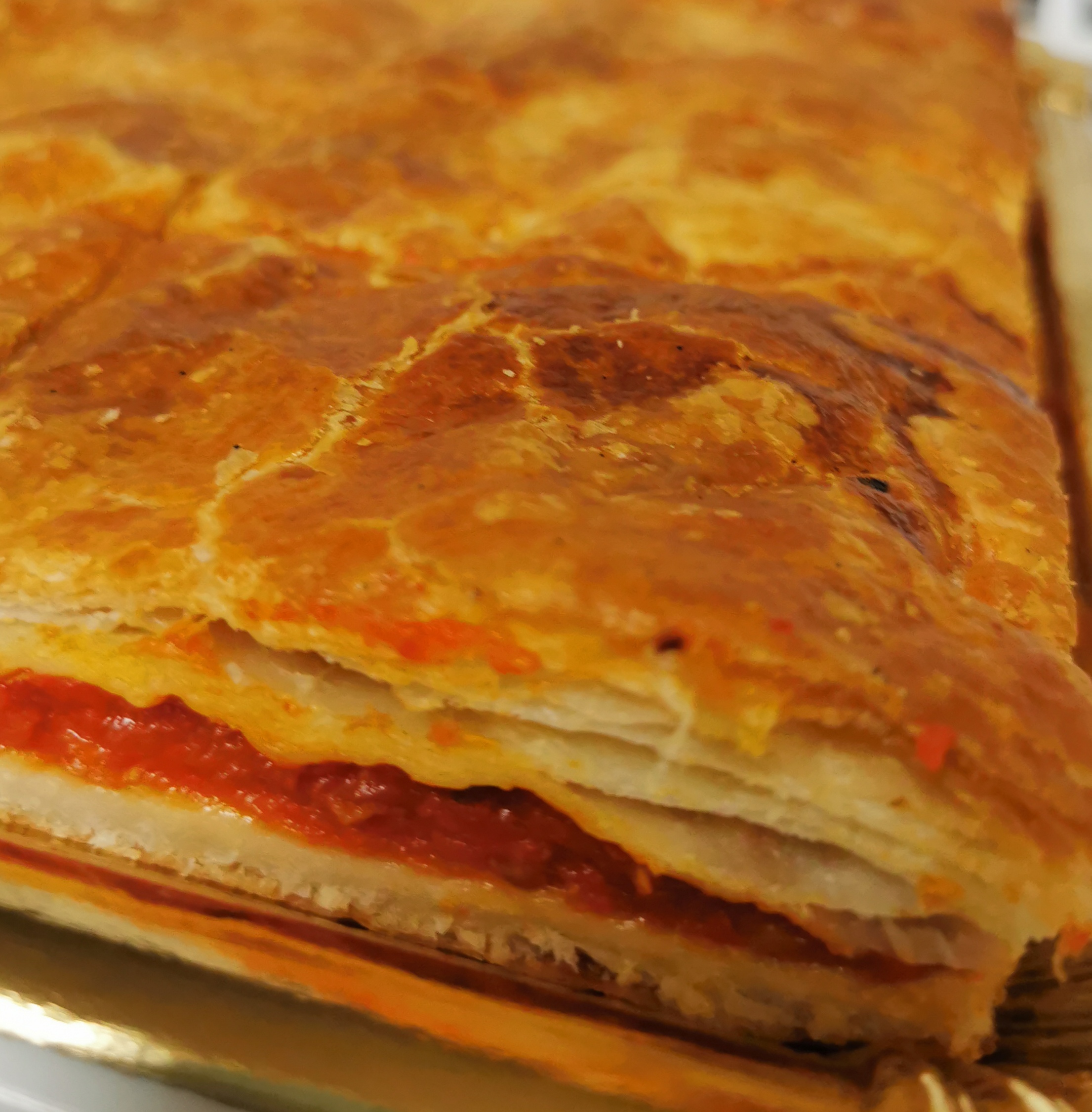 Empanada de hojaldre con tomate, atún y pimiento. Pisto!!
