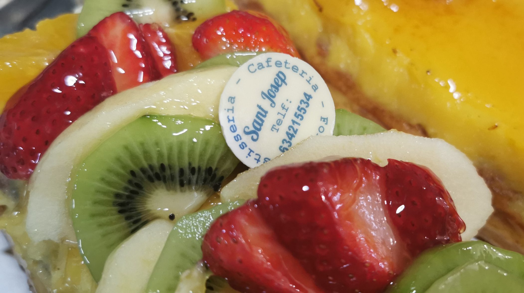 Tarta de fruta fresca y crema con base de hojaldre.