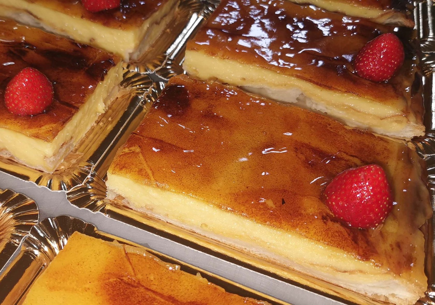 Tarta de Yema tostada, canela y crema con base de hojaldre.
